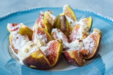 Keçi Krem Peynirli İncir, Bal ve Fındık Tozu.