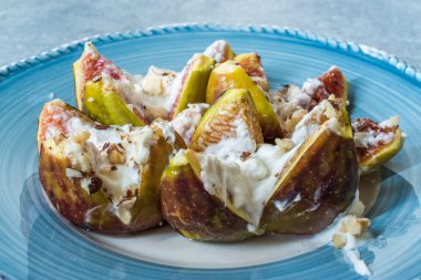 Keçi Krem Peynirli İncir, Bal ve Fındık Tozu.