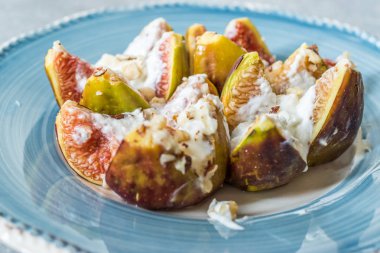 Keçi Krem Peynirli İncir, Bal ve Fındık Tozu.