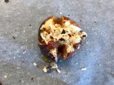 Kabartma Tozu nda Keçi Krem Peynirli Fırında İncir, Bal ve Fındık Tozu.