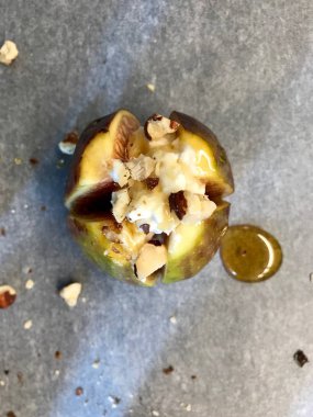 Kabartma Tozu nda Keçi Krem Peynirli Fırında İncir, Bal ve Fındık Tozu.