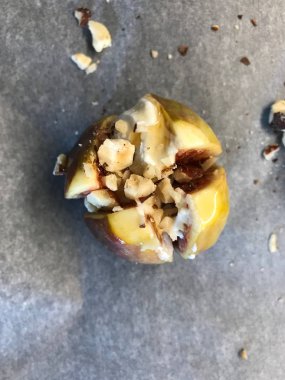 Kabartma Tozu nda Keçi Krem Peynirli Fırında İncir, Bal ve Fındık Tozu.