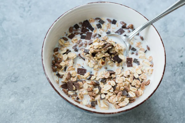 Sütlü Acı Çikolatalı Müsli Granola. 