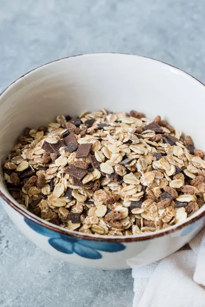 Müsli granola med bitter chokladbitar utan mjölk. — Stockfoto