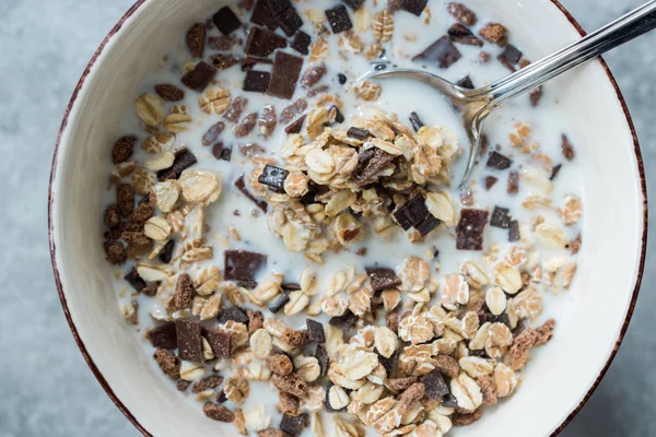 Müsli granola med bitter chokladbitar i mjölk. — Stockfoto