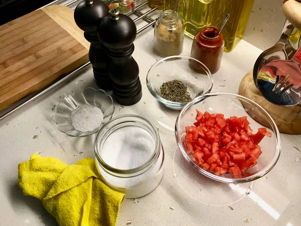 Küchenzutaten Meersalz, Tomaten, Thymian und Pfeffermühle. — Stockfoto