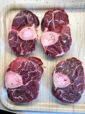 Çapraz kesilmiş Dana incik ve baharat Osso Buco yapmak için RAW fresh.