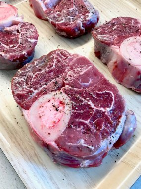 Çapraz kesilmiş Dana incik ve baharat Osso Buco yapmak için RAW fresh.