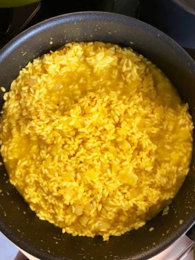 Tavada İtalyan Risotto / Alla Milanese Style.