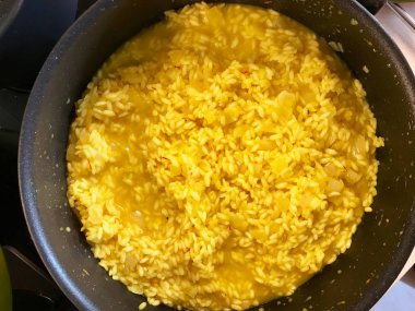 Tavada İtalyan Risotto / Alla Milanese Style.