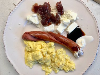 Çırpılmış Yumurta, Peynir ve Ayva Reçeli / Marmelat ile Bratwurst Sosis 
