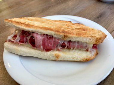 Türk Tost Dilli Kasarlı / Eritilmiş Peynirli Dana Dili Tost Sandviçi.