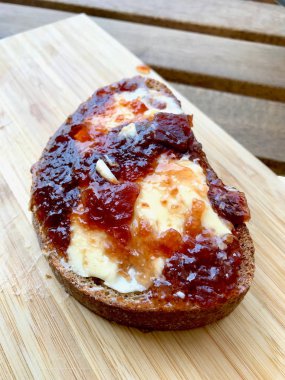 Ahşap Tahtada Ayva Reçeli ve Tereyağı ile Ekmek Dilimi / Marmelat