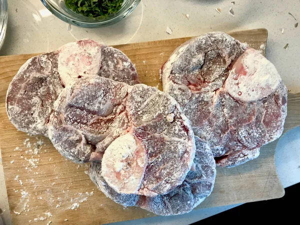 Corte cruzado fresco cru de vitela e temperos com farinha para fazer Osso Buco . — Fotografia de Stock