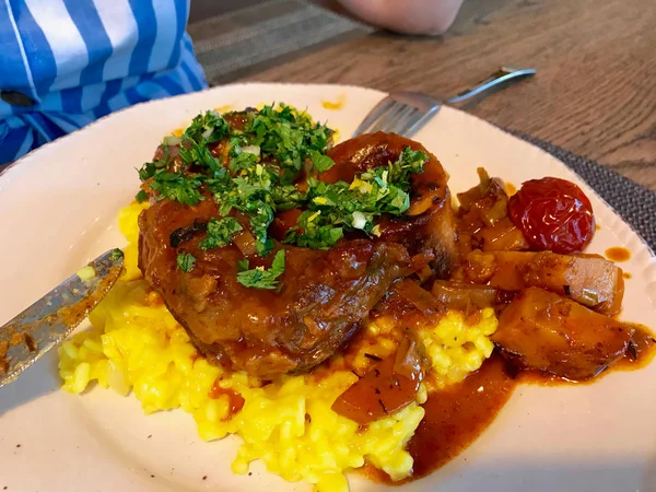 Osso Buco, cielęcina Shanks, które są duszone w wino z mediolańskim szafranem risotto. — Zdjęcie stockowe