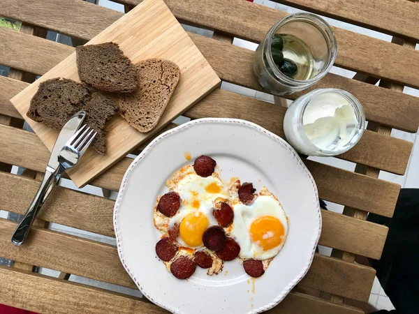 Tureckie śniadanie Sucuk z smażonymi jajkami/salami lub Sujuk, ser śmietanowy, dżem fig i chleb plasterki. — Zdjęcie stockowe