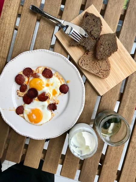 튀긴 계란 / 살라미 또는 수주크, 크림 치즈, 무화과 잼과 빵 슬라이스와 터키식 아침 식사 수크. — 스톡 사진