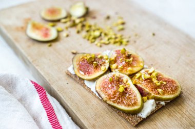 İncirli Gevrek Ekmek, Ricotta Peyniri, Antep Fıstığı ve Reçel Yemeye Hazır.