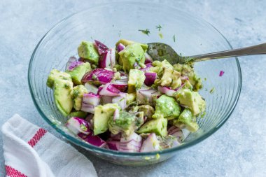 Cam kase kırmızı soğan ile Avokado salatası.