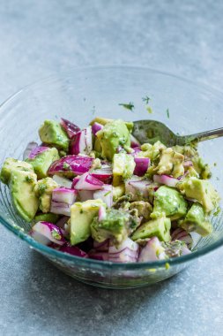 Cam kase kırmızı soğan ile Avokado salatası.