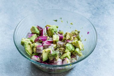 Cam kase kırmızı soğan ile Avokado salatası.