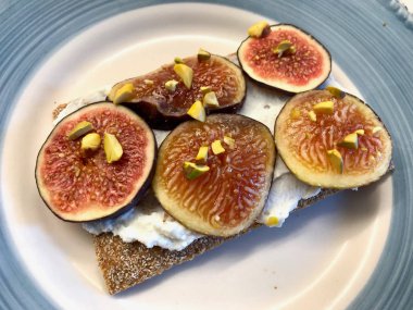 İncirli Gevrek Ekmek, Ricotta Peyniri, Antep Fıstığı ve Reçel Yemeye Hazır