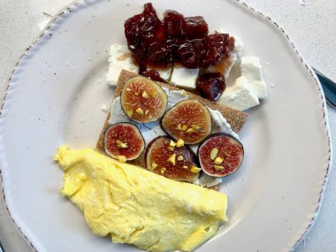 Omlet, İncirLi Gevrek, Ricotta Peynirli, Marmelatlı ve Reçelli Kahvaltı Tabağı.