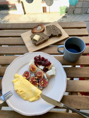 Omlet, İncirLi Gevrek, Ricotta Peynirli, Marmelatlı ve Reçelli Kahvaltı Tabağı.