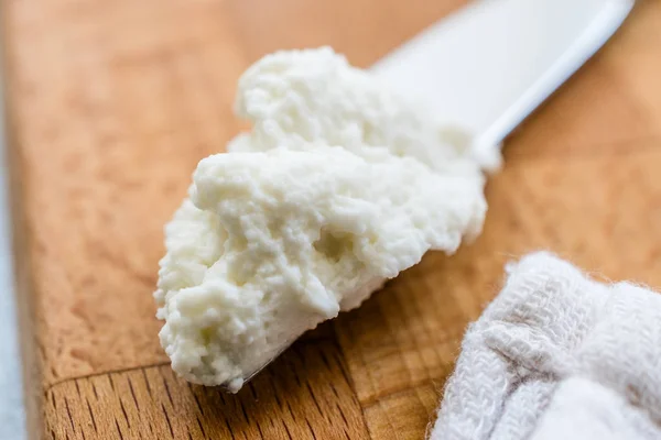 Queso Ricotta con cuchillo en tabla de madera listo para comer . —  Fotos de Stock