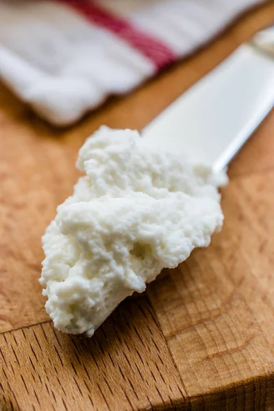 Formaggio di ricotta con coltello su tavola di legno pronto da mangiare . — Foto Stock