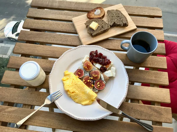 Talerz śniadaniowy z omlet, Fig Crispbread, ser ricotta, Marmolada i dżem. — Zdjęcie stockowe