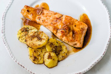 Bal Sır, Yanık Tereyağı ve Fırında Patates ile Izgara Somon