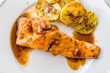 Bal Sır, Yanık Tereyağı ve Fırında Patates ile Izgara Somon