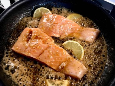 Yanık Tereyağı ve Limon ile Tavada Bal Sırlı Somon Kızartma.