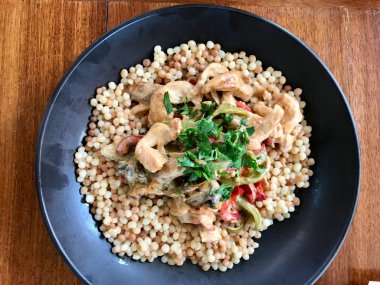 Tabakta Köri Soslu Kuskus ve Hindistan Cevizli Sütlü Tavuk Servise Hazır.