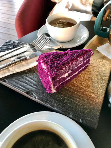 Fruta Floresta e Fatia de Bolo Roxo de Lavanda com Café no Café . — Fotografia de Stock