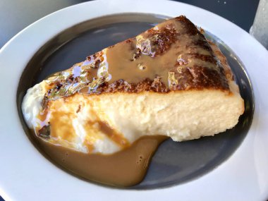Organik Tatlı Için Tabak / Süt Reçeli servis Dulce De Leche Soslu Cheesecake Dilim.