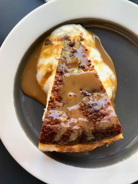 Organik Tatlı Için Tabak / Süt Reçeli servis Dulce De Leche Soslu Cheesecake Dilim.