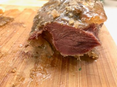 Ahşap Tahtada Füme Etli Dana Yanak Parçası.