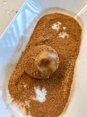 Fırın Tepsisi ile Fırın Kağıdı üzerine Tarçınlı Kurabiye Snickerdoodle.