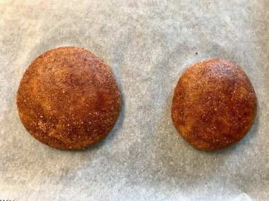 Fırın Tepsisi ile Fırın Kağıdı üzerine Tarçınlı Kurabiye Snickerdoodle.