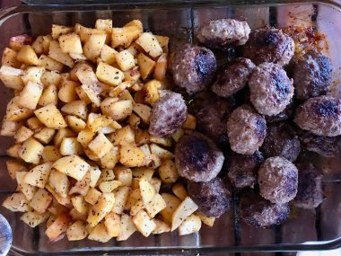 Cam Tepside Küp Patatesli Ev Yapımı Türk Köftesi / Kofta.