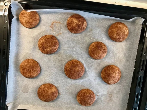 Fırın Tepsisi ile Fırın Kağıdı üzerine Tarçınlı Kurabiye Snickerdoodle. — Stok fotoğraf