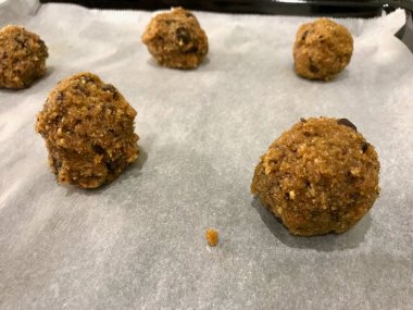 Kabartma Kağıda Hindistan Cevizi ve Badem Unu Ile Yapılan Ham Paleo Çikolatalı Kurabiye