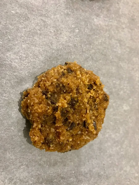 ベーキングペーパーにココナッツとアーモンド粉で作られた生パレオチョコチップクッキー — ストック写真