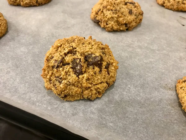 Paleo Chocolate Chip Cookies Feito com Coco e Farinha de Amêndoa no Papel de Assar . — Fotografia de Stock