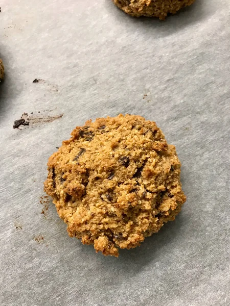 Μπισκότα σοκολάτας με καρύδα και αλεύρι αμυγδάλου σε χαρτί ψησίματος. — Φωτογραφία Αρχείου