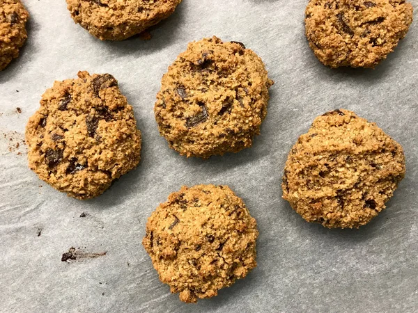 Paleo Chocolate Chip Cookies Feito com Coco e Farinha de Amêndoa no Papel de Assar . — Fotografia de Stock