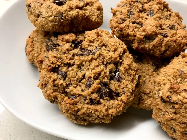 Paleo Chocolate Chip Cookies Feito com Coco e Farinha de Amêndoa em Placa . — Fotografia de Stock