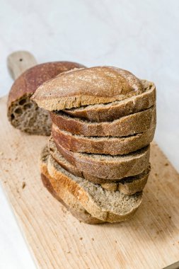 Ahşap Tahta da Zeytinyağı ile Ciabatta Ekşi Hamur Ekmek.